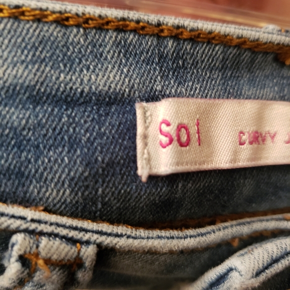 Very cute, distressed, high rise, curvy, jegging jean, size 1/25. Great shape. - Picture 4 of 6